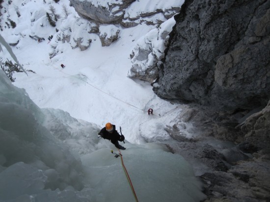 eisklettern-wasserfall-groeden-dolomiten