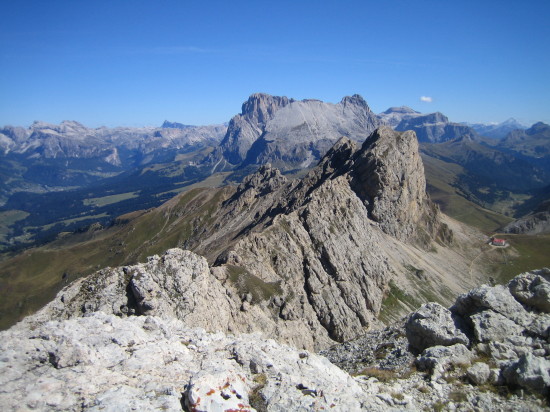 Ausblick auf Langkofel, Plattkofel und die Sellagruppe