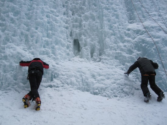 Klettern an gefrorenen Wasserfällen