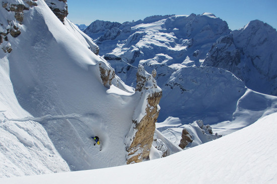 col Snowboard nel canale Joel - Dolomiti